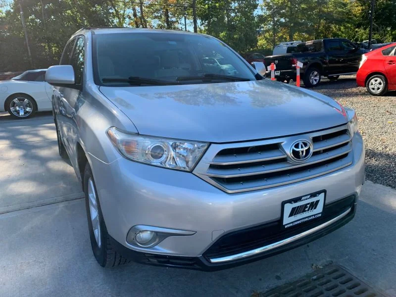 Used 2011 Silver Toyota Sport Utility 4D image 20