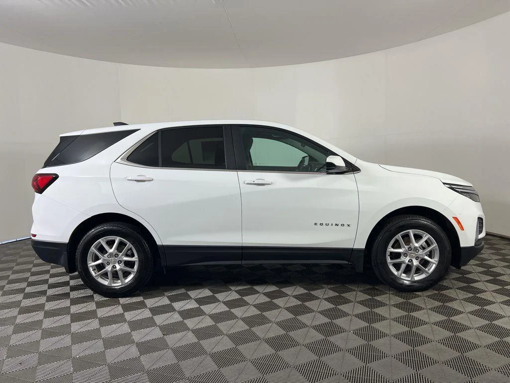 Used 2024 Summit White Chevrolet LT image 3