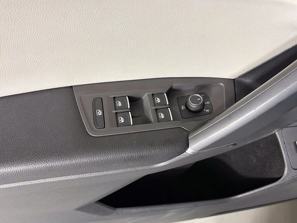 Used 2018  Volkswagen 2.0T SEL image 15