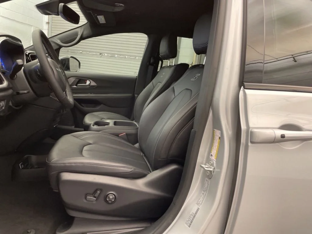 2026 Chrysler Pacifica Select - Photo 15