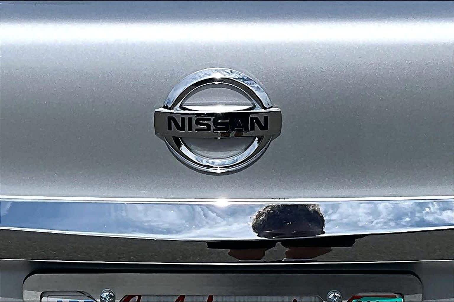 Used 2015 Brilliant Silver Nissan S image 30