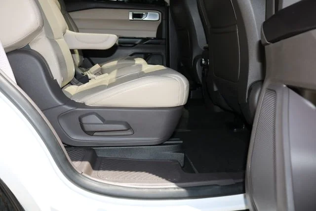 Used 2020 White Metallic Ford Platinum image 35