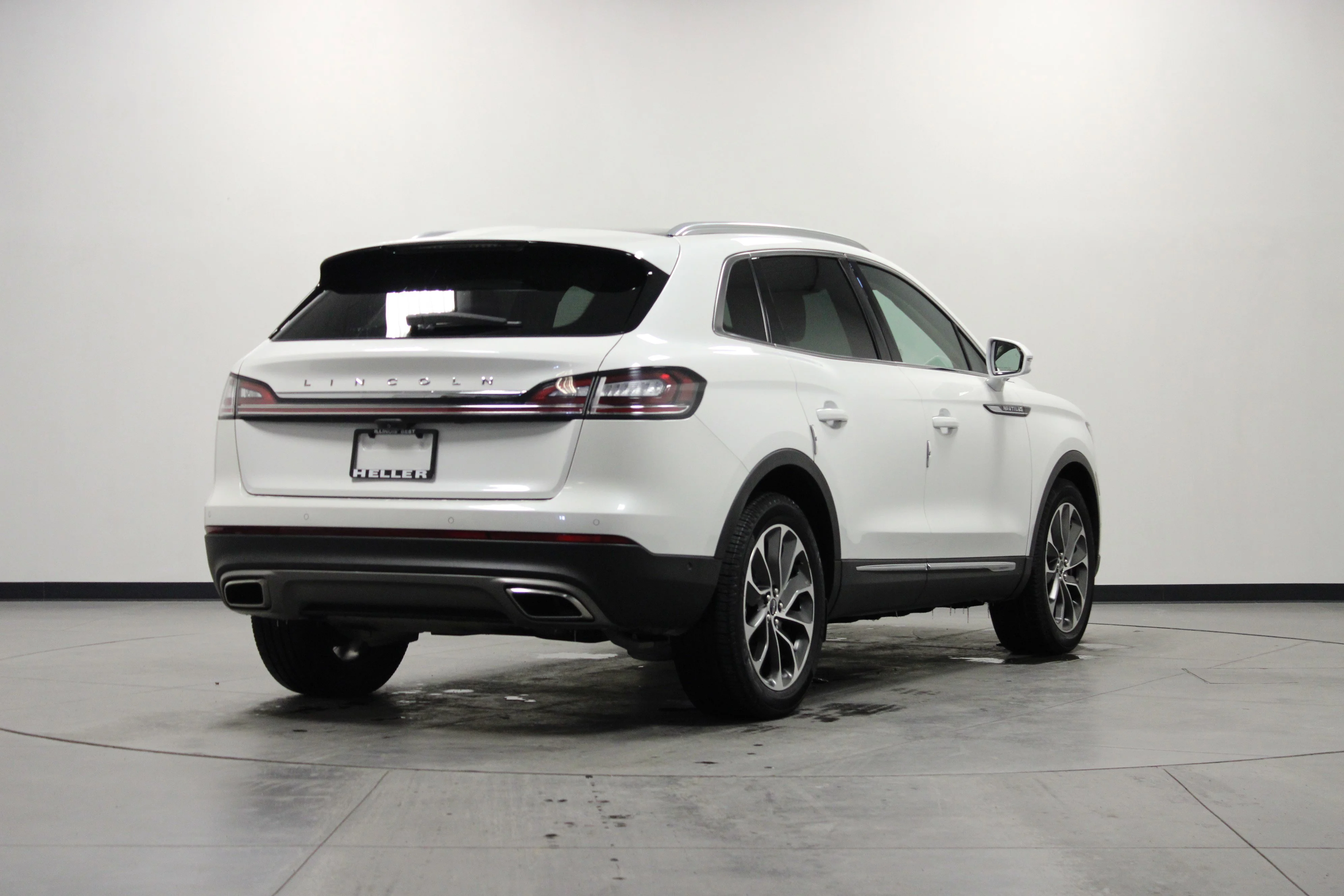 Used 2021 Pristine White Lincoln Reserve image 4