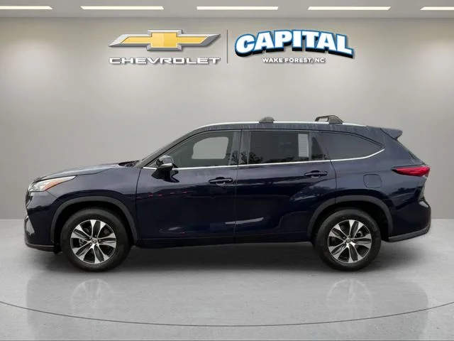 Used 2020  Toyota XLE image 2