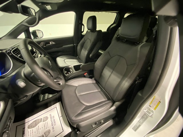 2026 Chrysler Pacifica Select - Photo 12
