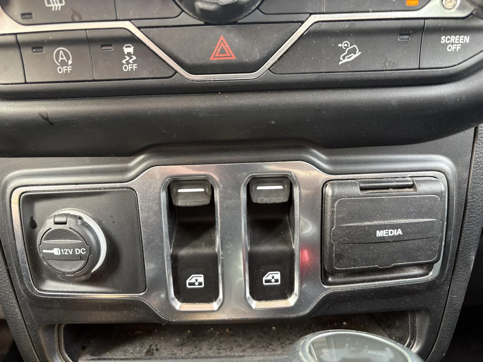 Used 2020 Sting-Gray Clearcoat Jeep Sport S image 15