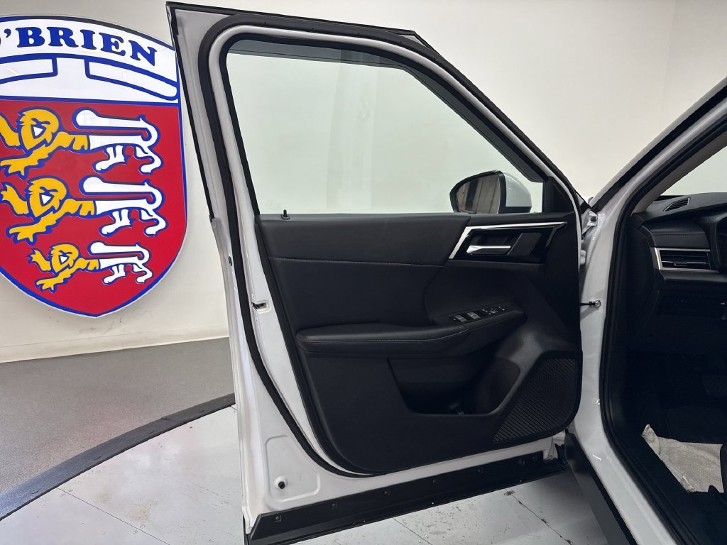 Used 2024 White Mitsubishi SE image 14