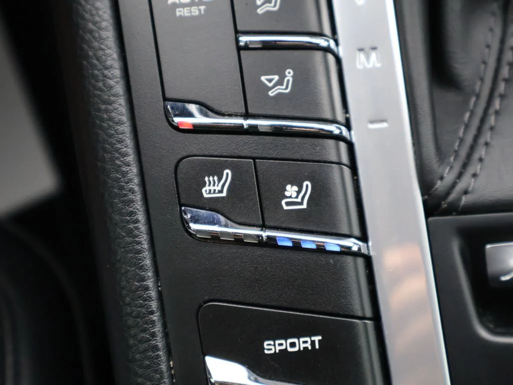 Used 2018  Porsche Base image 26