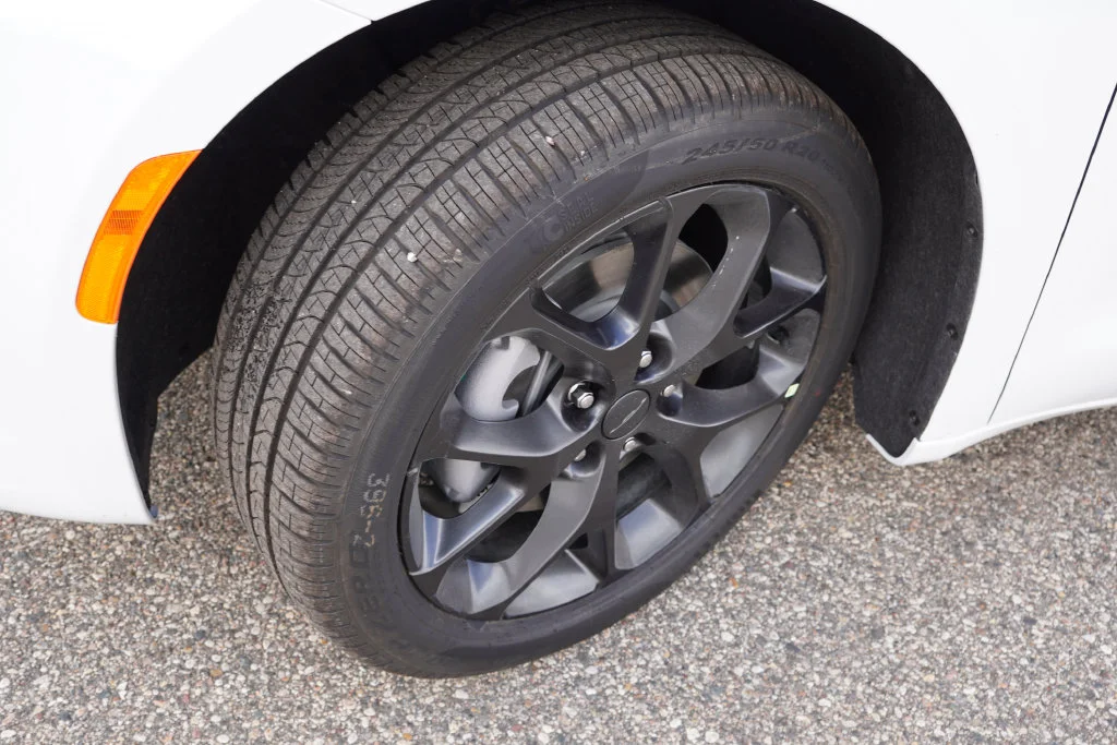 New 2027 Bright White Clear-Coat Paint Chrysler Select image 9