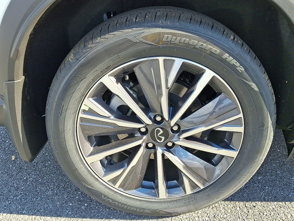 New 2026 RADIANT WHITE INFINITI Luxe AWD image 5
