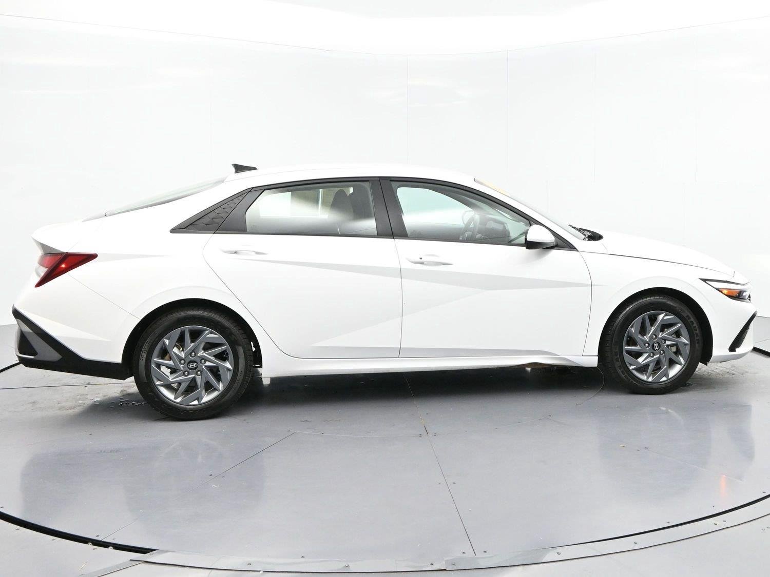 Used 2024 Serenity White Hyundai SEL image 8