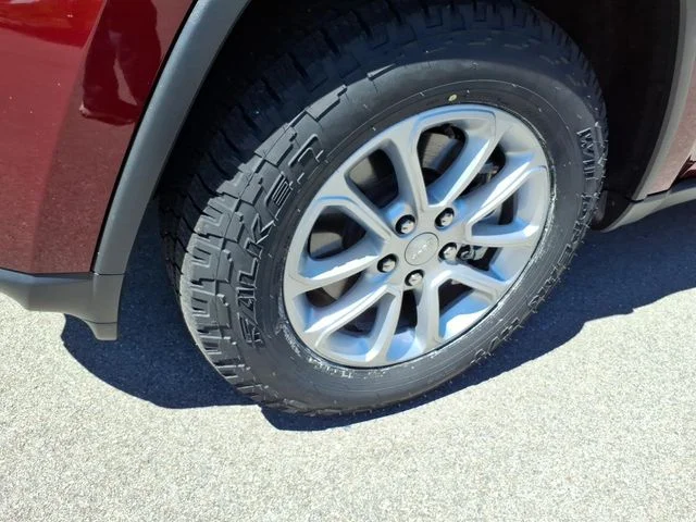 Used 2022 Red Jeep Laredo X image 17