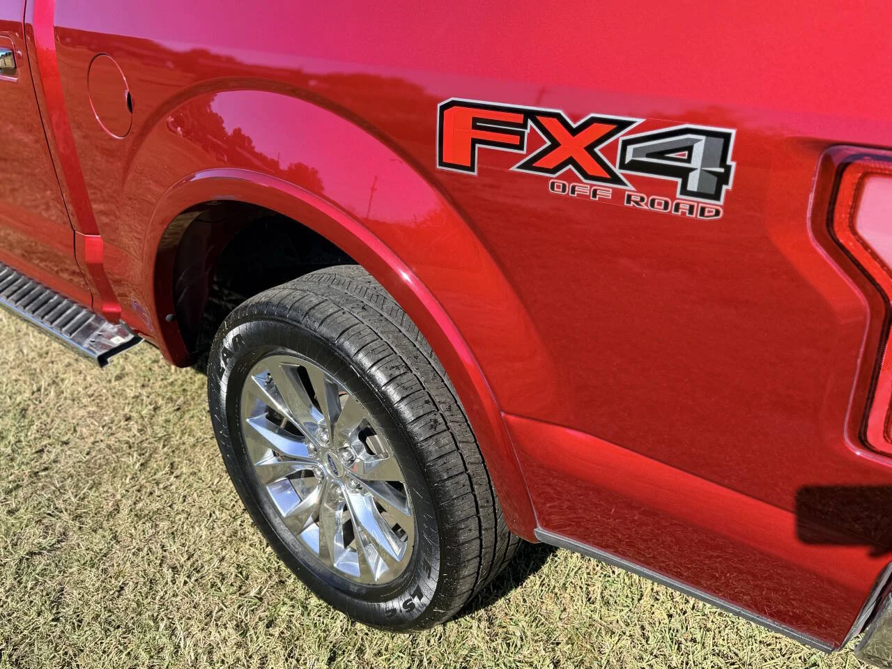 Used 2016 Red Ford Lariat 4x4 4dr SuperCrew 5.5 ft. SB image 9