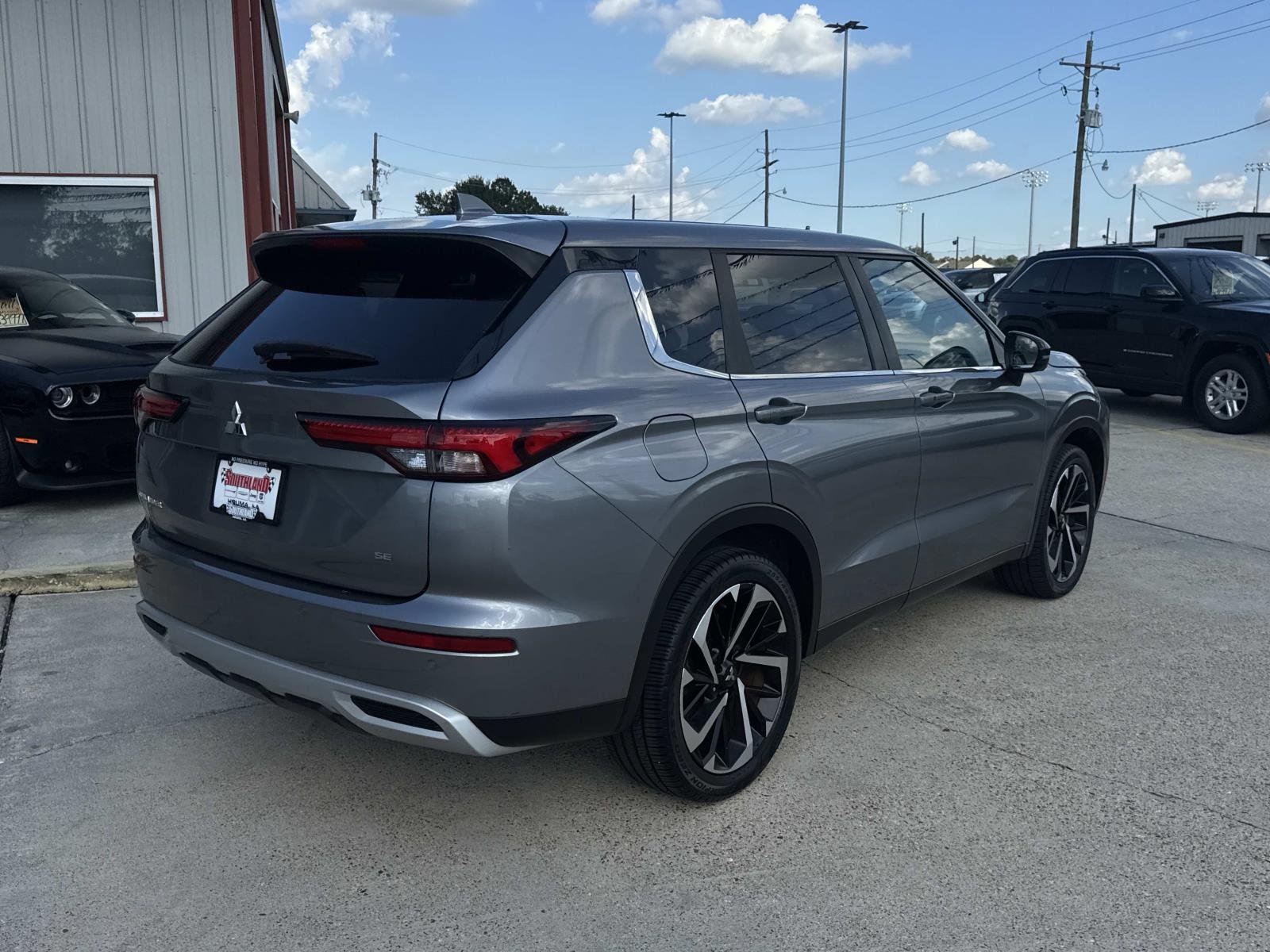Used 2022 Alloy Silver Metallic Mitsubishi SE Launch Edition image 7