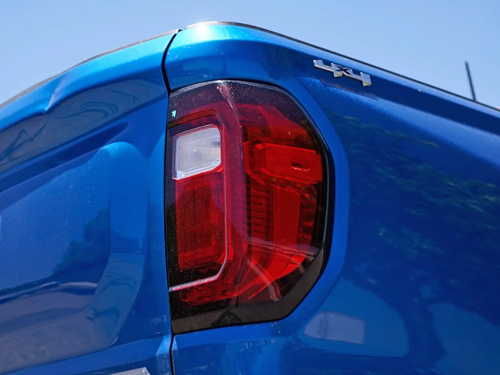 Used 2023 Dynamic Blue Metallic GMC 4WD Elevation image 8