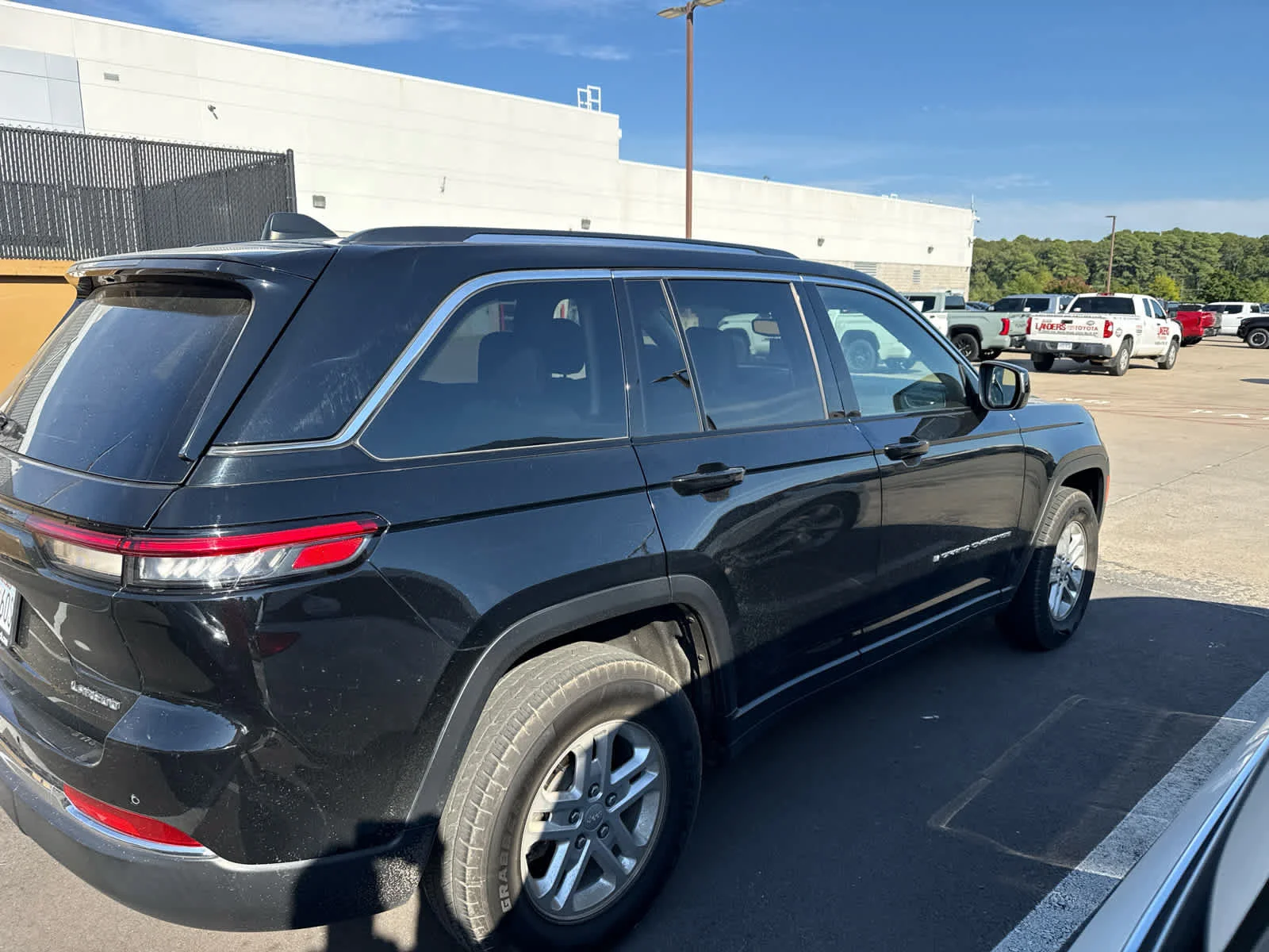 Used 2023 Diamond Black Crystal Pearlcoat Jeep Laredo image 3
