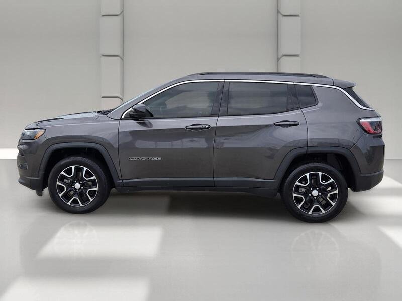 Used 2022 Crystal Metallic JEEP LATITUDE 4X4 image 2