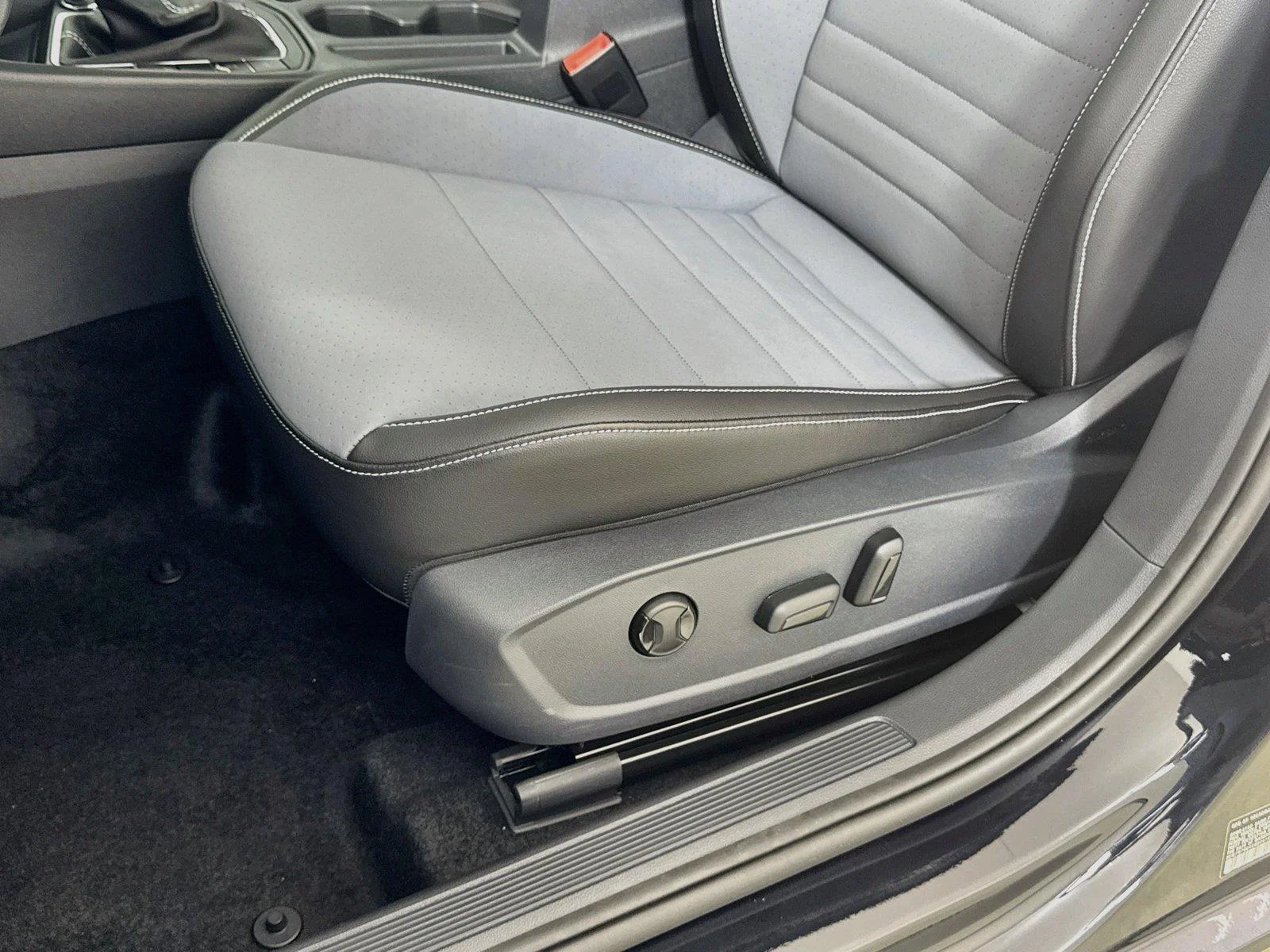 New 2027 Deep Black Pearl Volkswagen SE image 18