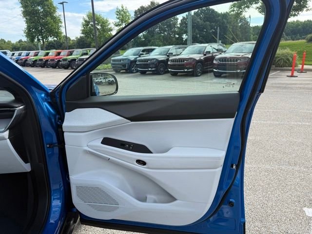New 2026 Hydro Blue Pearl-Coat Exterior Paint Jeep Laredo image 27