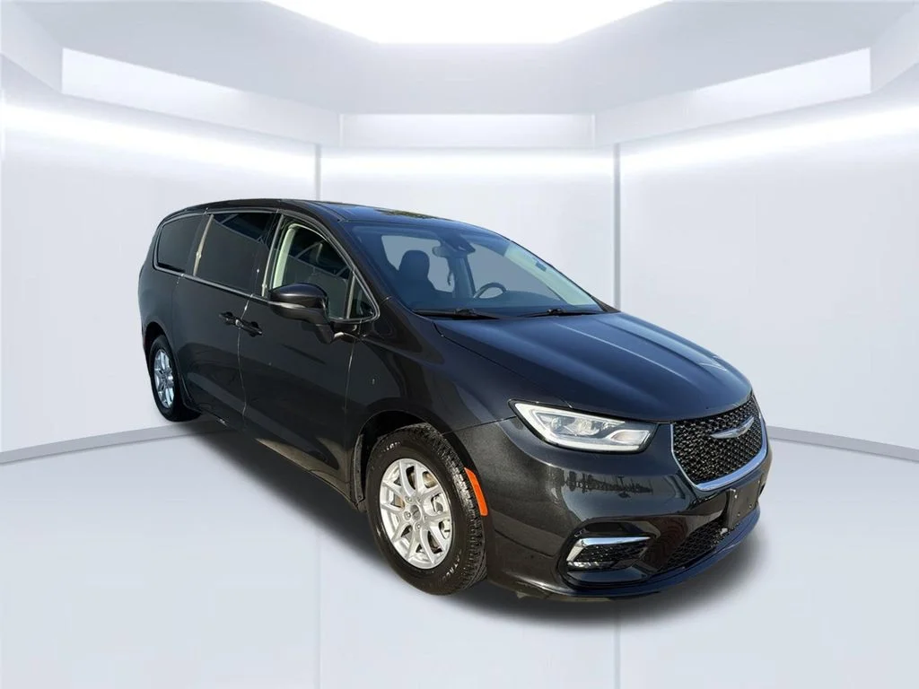 Used 2023 Black Chrysler Touring L image 9