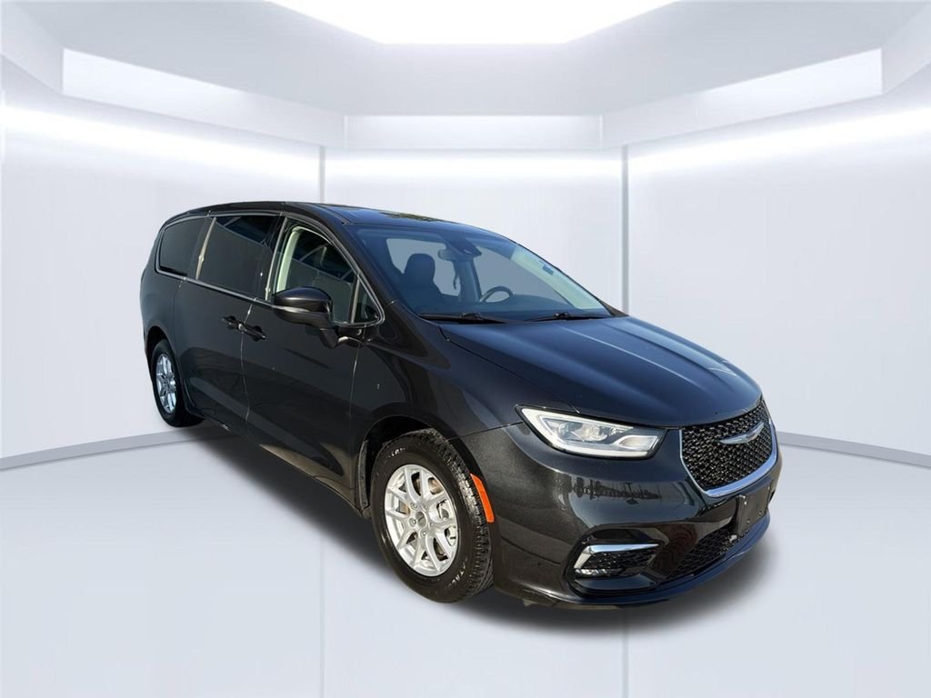 Used 2023 Black Chrysler Touring L image 9
