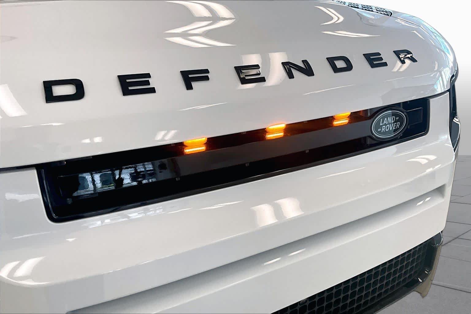 Used 2025 Fuji White Land Rover X-Dynamic SE image 28