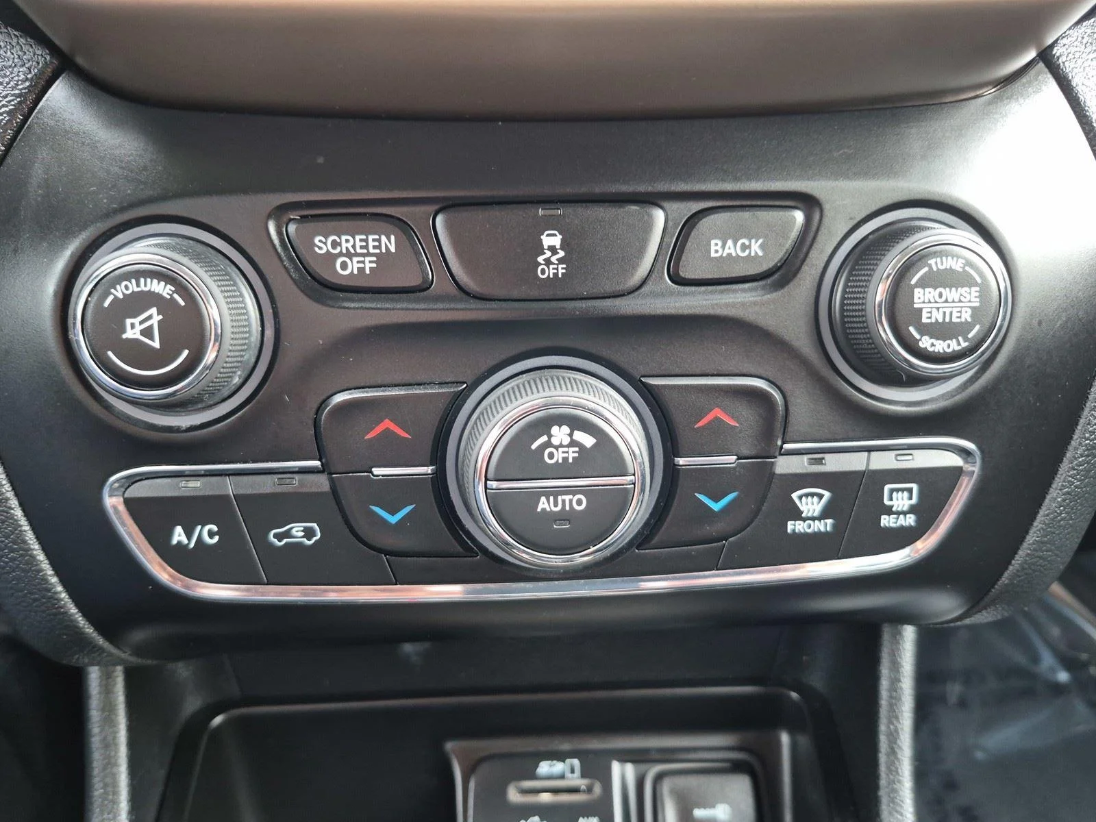Used 2016 Granite Crystal Metallic Clearcoat Jeep Limited image 28