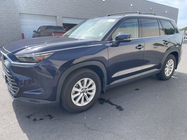 Used 2024  Toyota XLE image 3