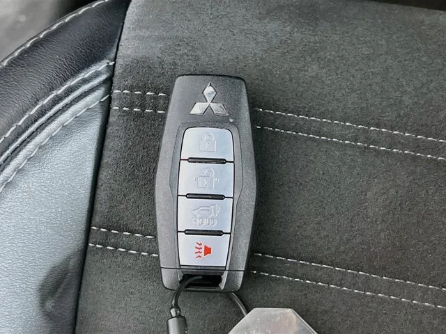 Used 2025 Silver Mitsubishi SE image 31
