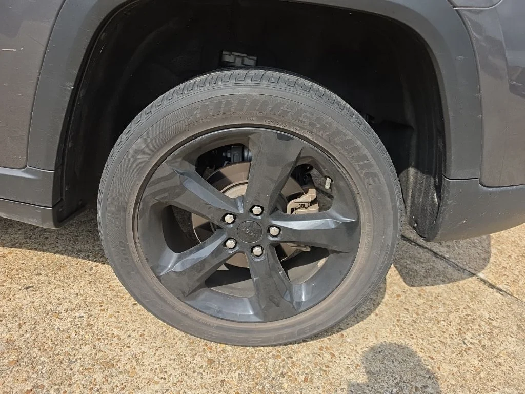Used 2023 Gray Jeep Altitude X image 13