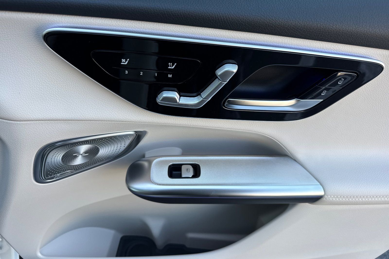 New 2027 Polar White Mercedes-Benz GLC 300 image 37