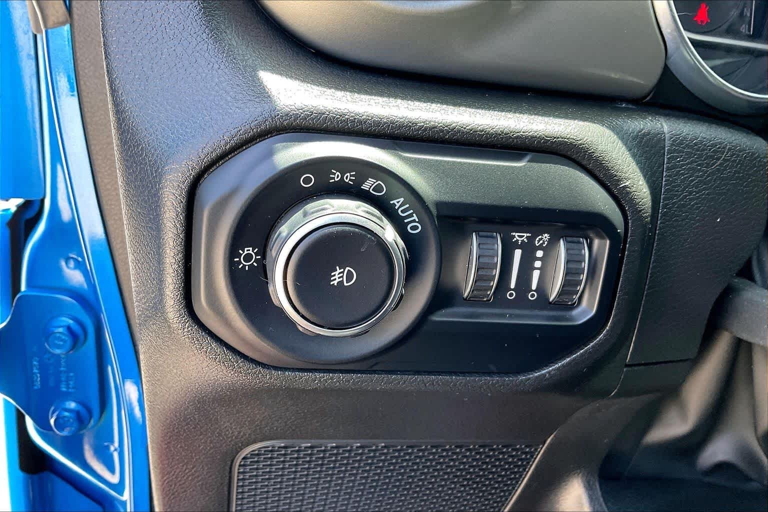 Used 2022 Hydro Blue Pearlcoat Jeep Unlimited Sahara image 13