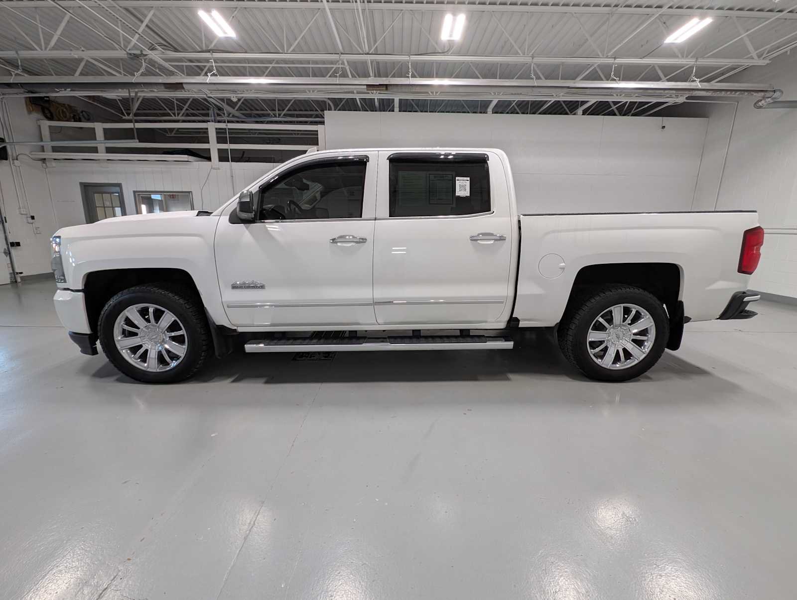 Used 2017 Iridescent Pearl Tricoat Chevrolet High Country image 12