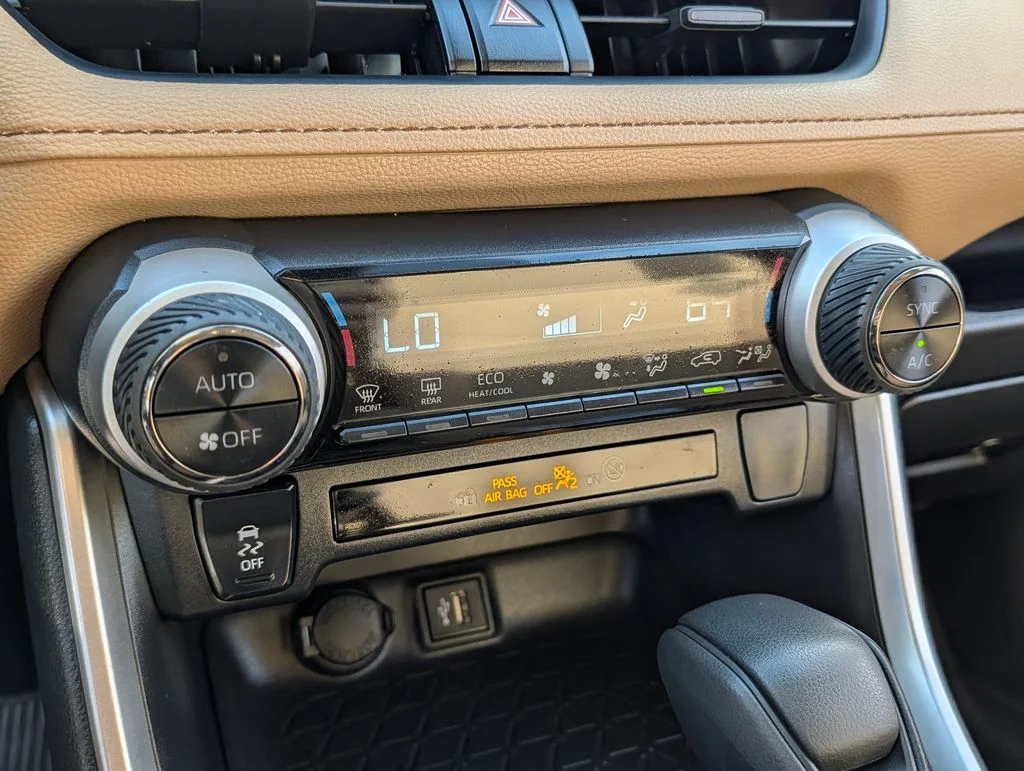 2025 Toyota RAV4 XLE - Photo 24