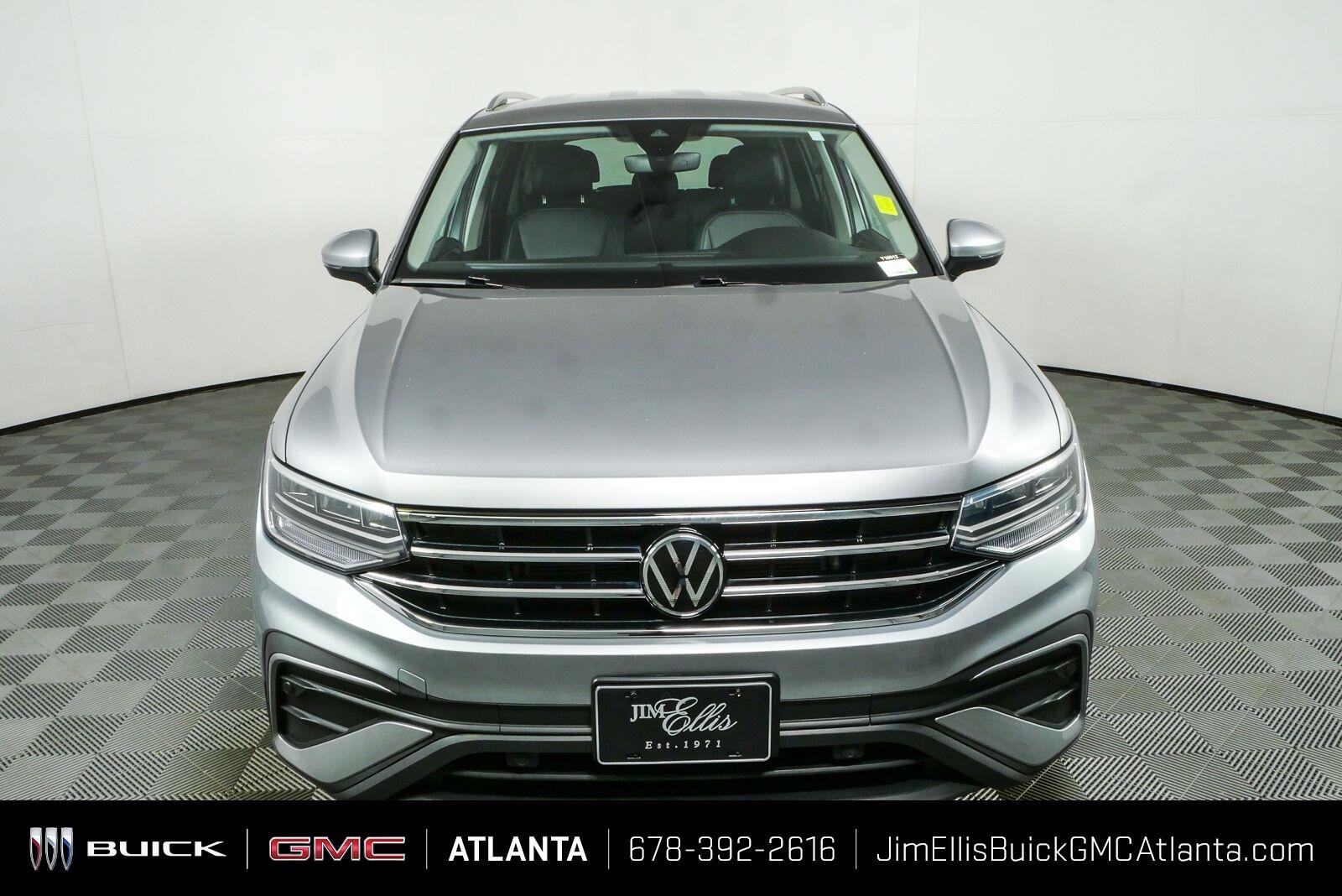 Used 2024 Pyrite Silver Metallic Volkswagen SE image 25