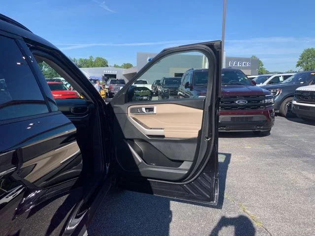 Used 2023 Agate Black Metallic Ford XLT image 15
