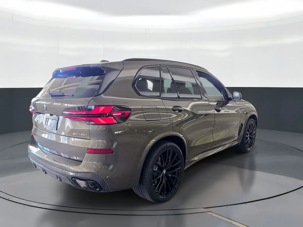 New 2026 Manhattan Green Metallic BMW sDrive40i image 3