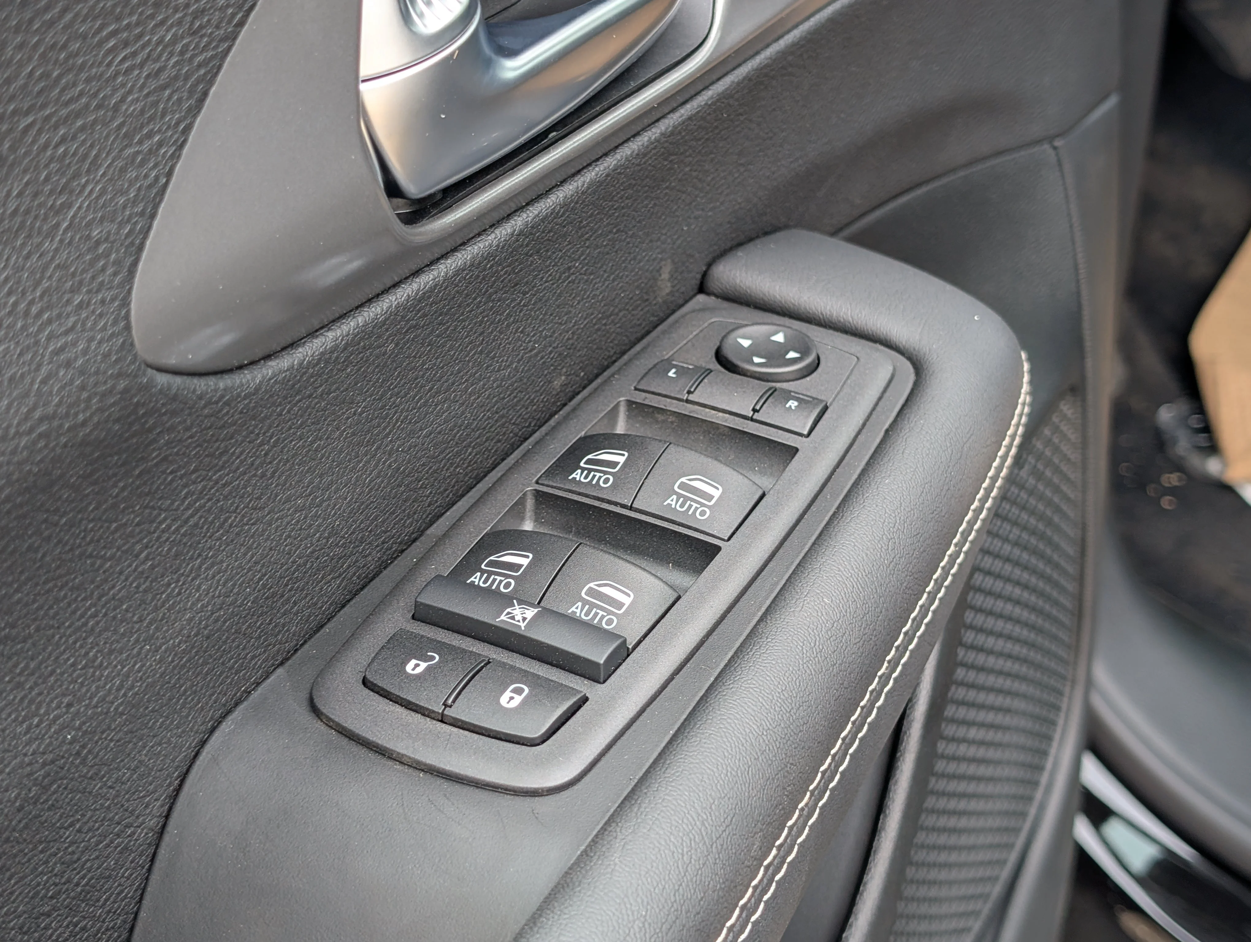 New 2026 Diamond Black Crystal Pearl Chrysler SXT image 16