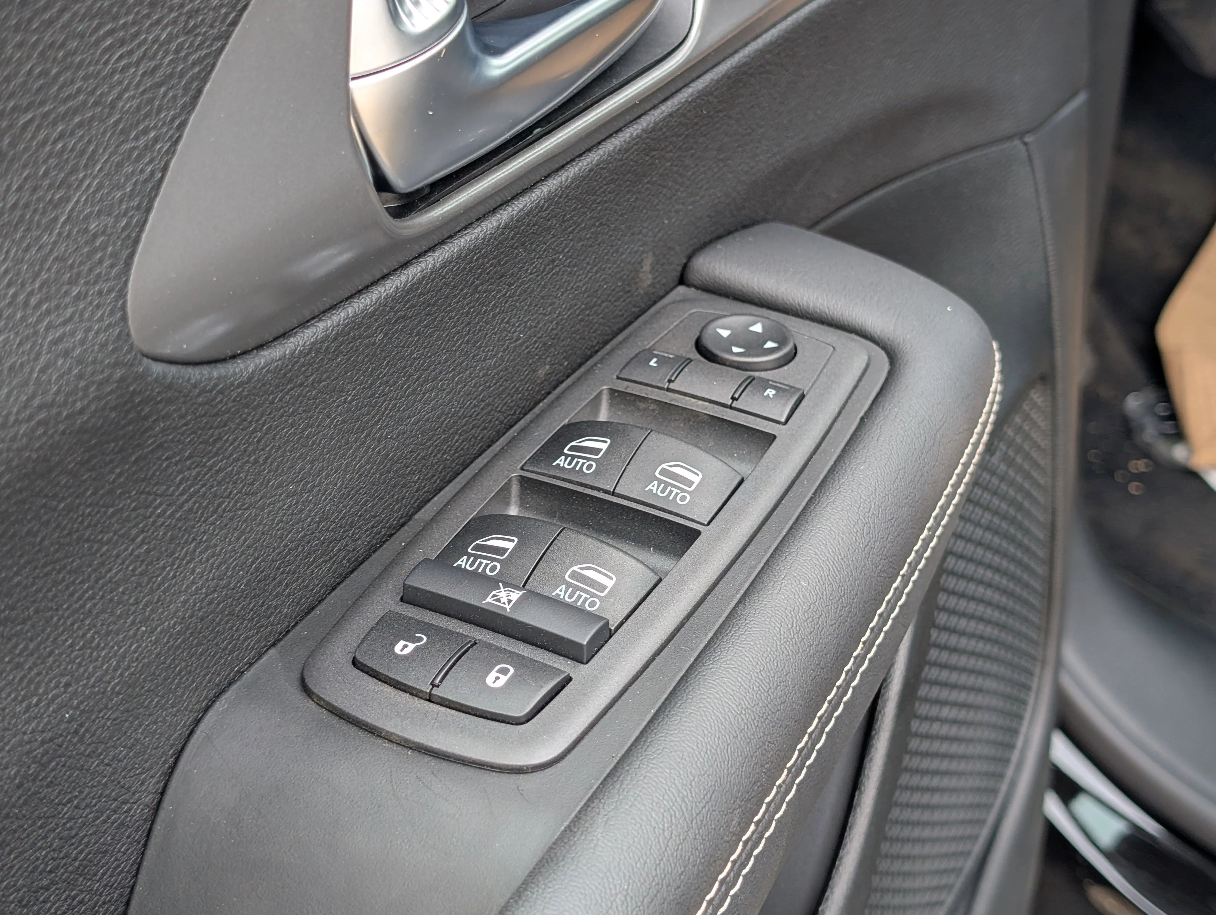 New 2026 Diamond Black Crystal Pearl Chrysler SXT image 16