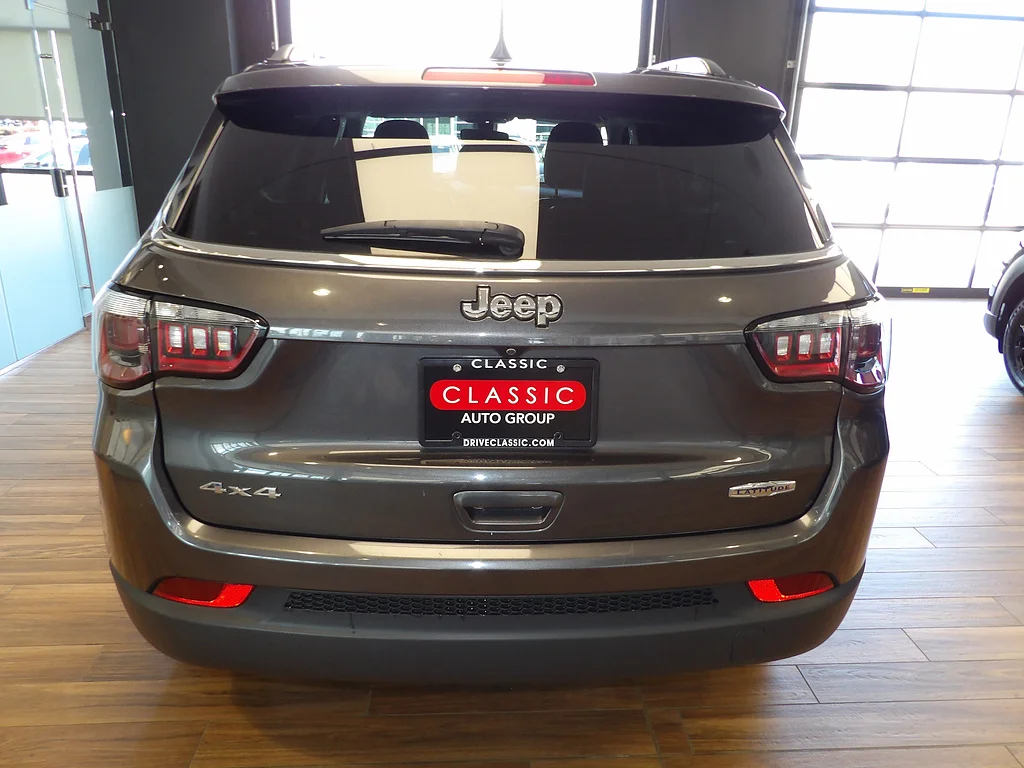 Used 2021 Granite Crystal Metallic Clear Coat Jeep Latitude image 7