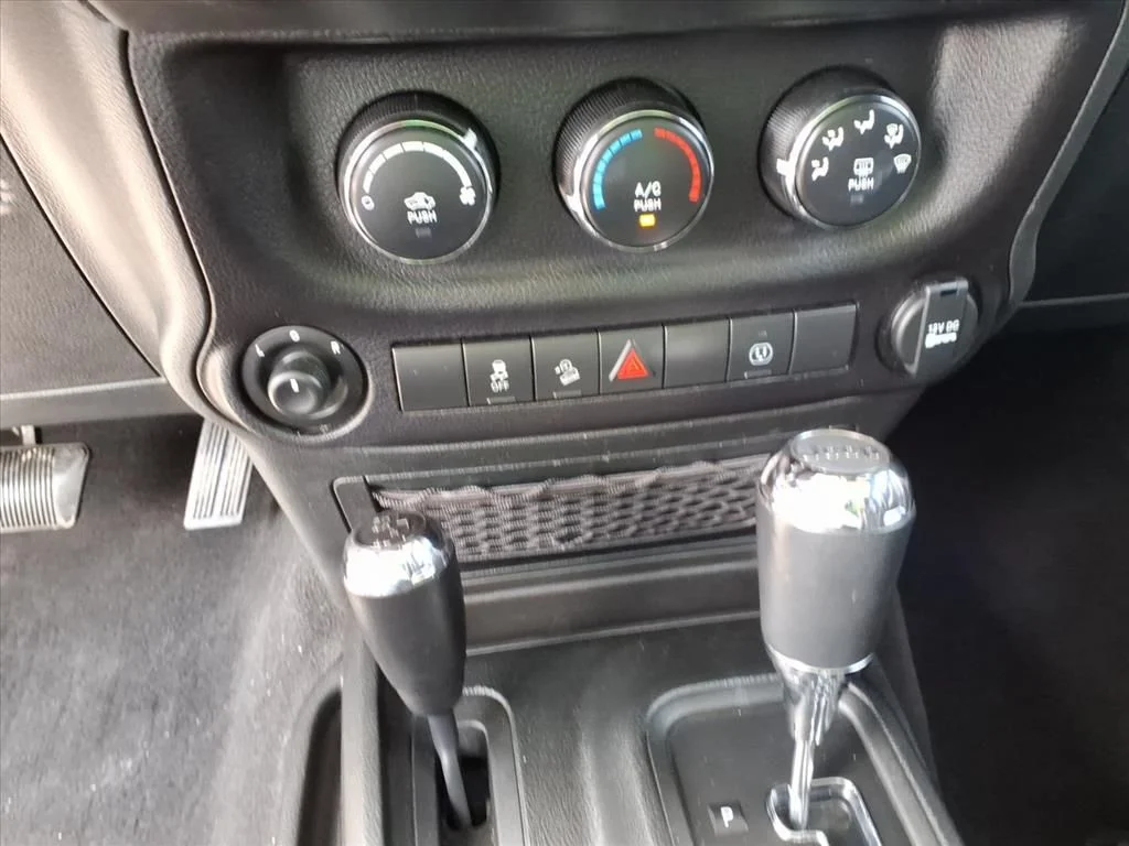 Used 2018 Billet Silver Metallic Jeep Unlimited Sahara image 21