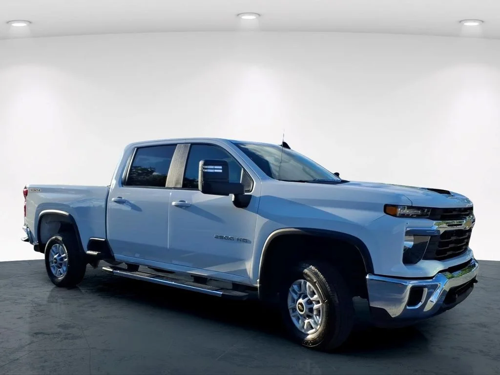 Used 2024 White Chevrolet LT image 5