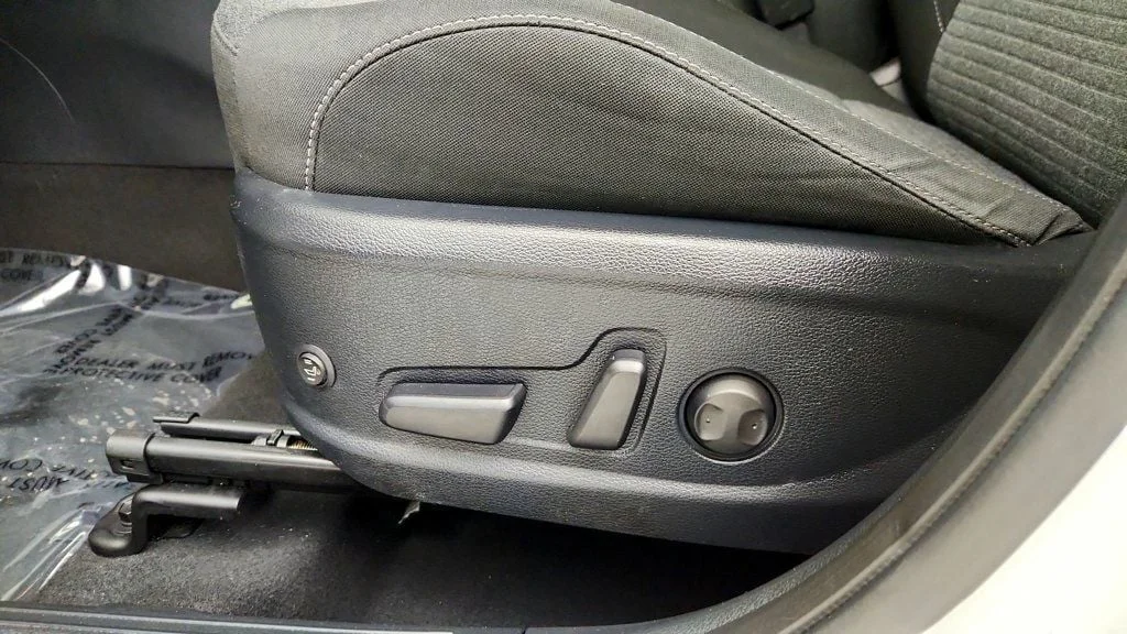 Used 2022 Snow White Pearl Kia S IVT image 11