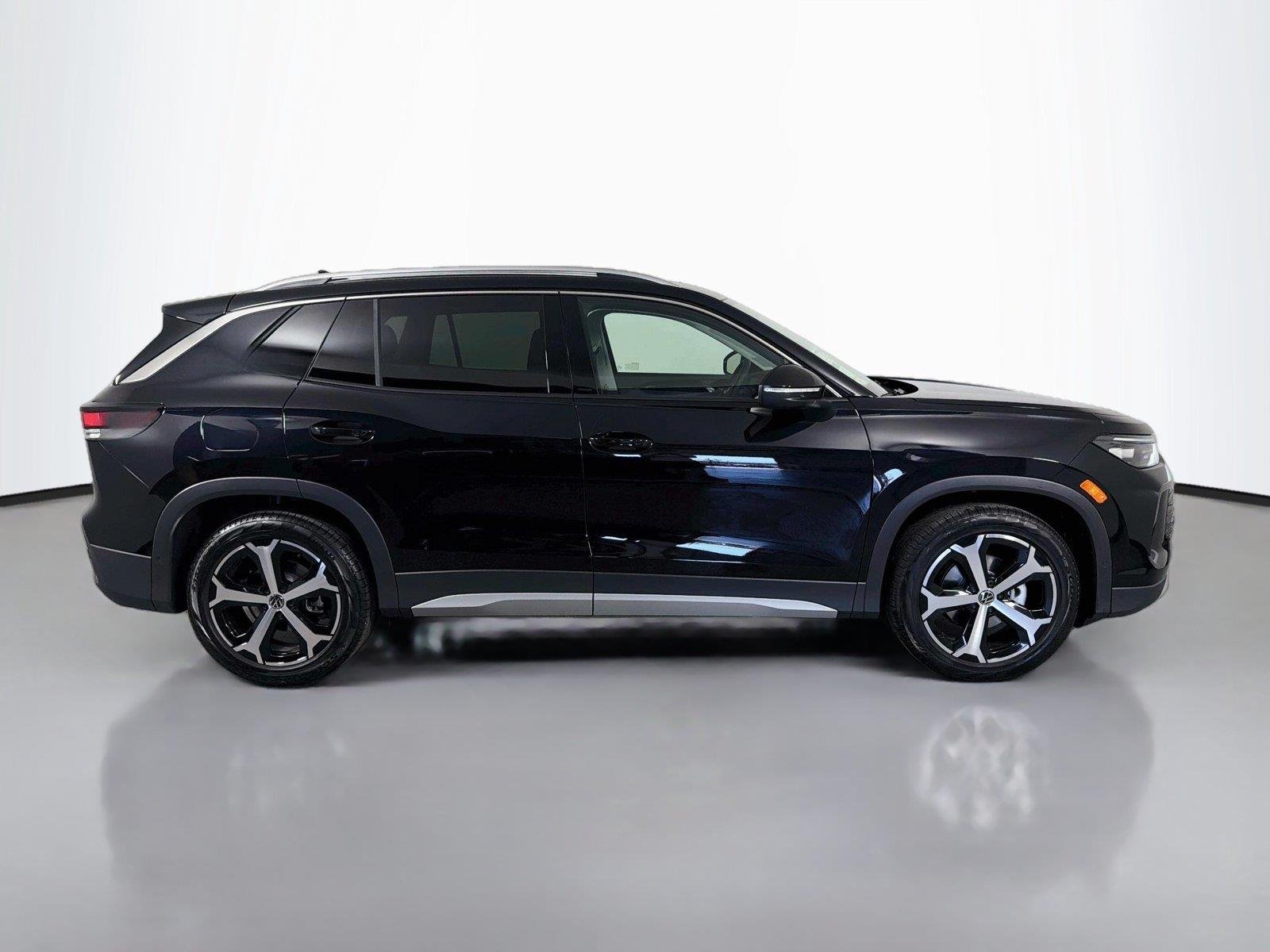 New 2026 Deep Black Pearl Volkswagen SE image 4