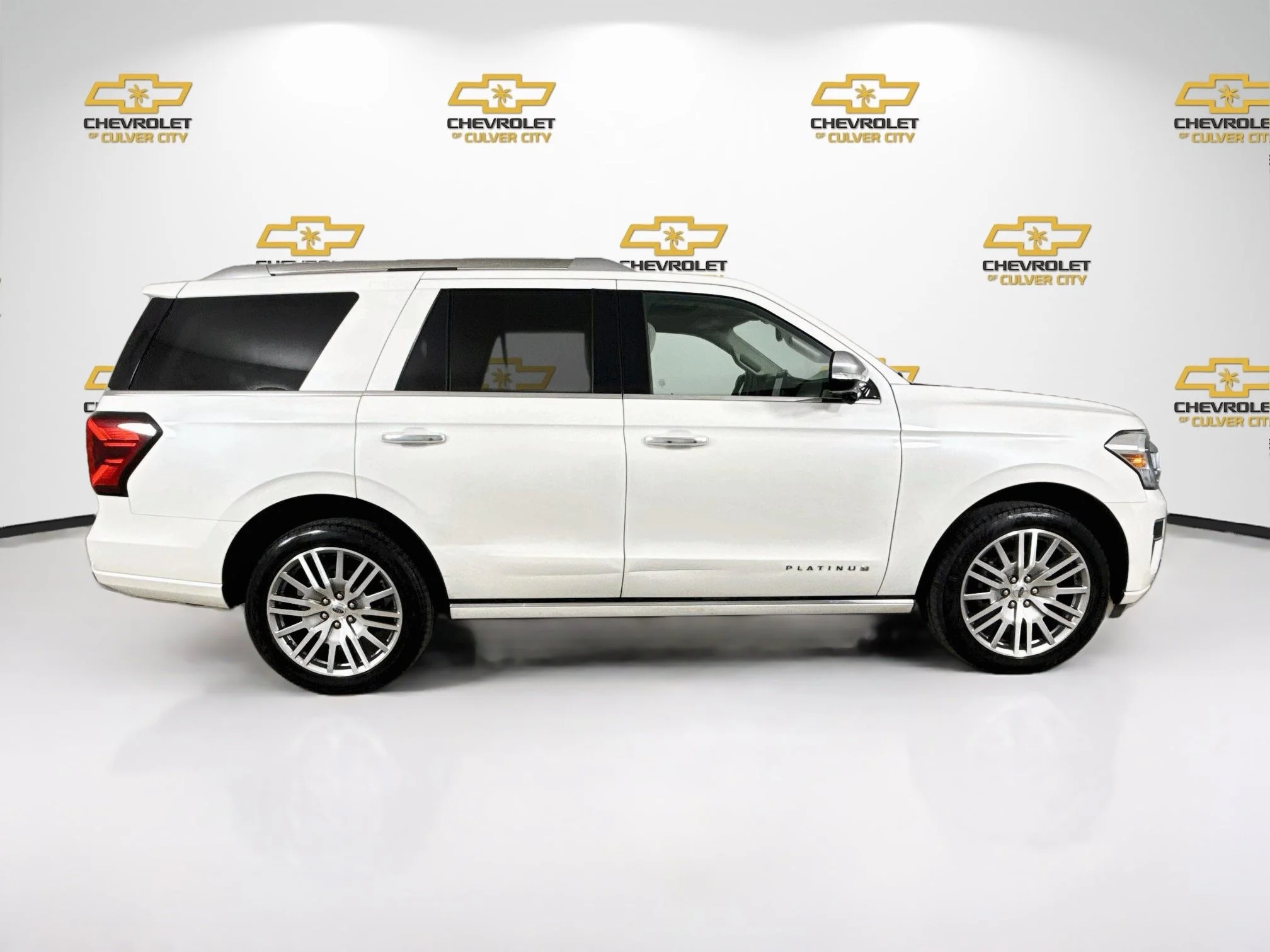Used 2023  Ford Platinum image 9