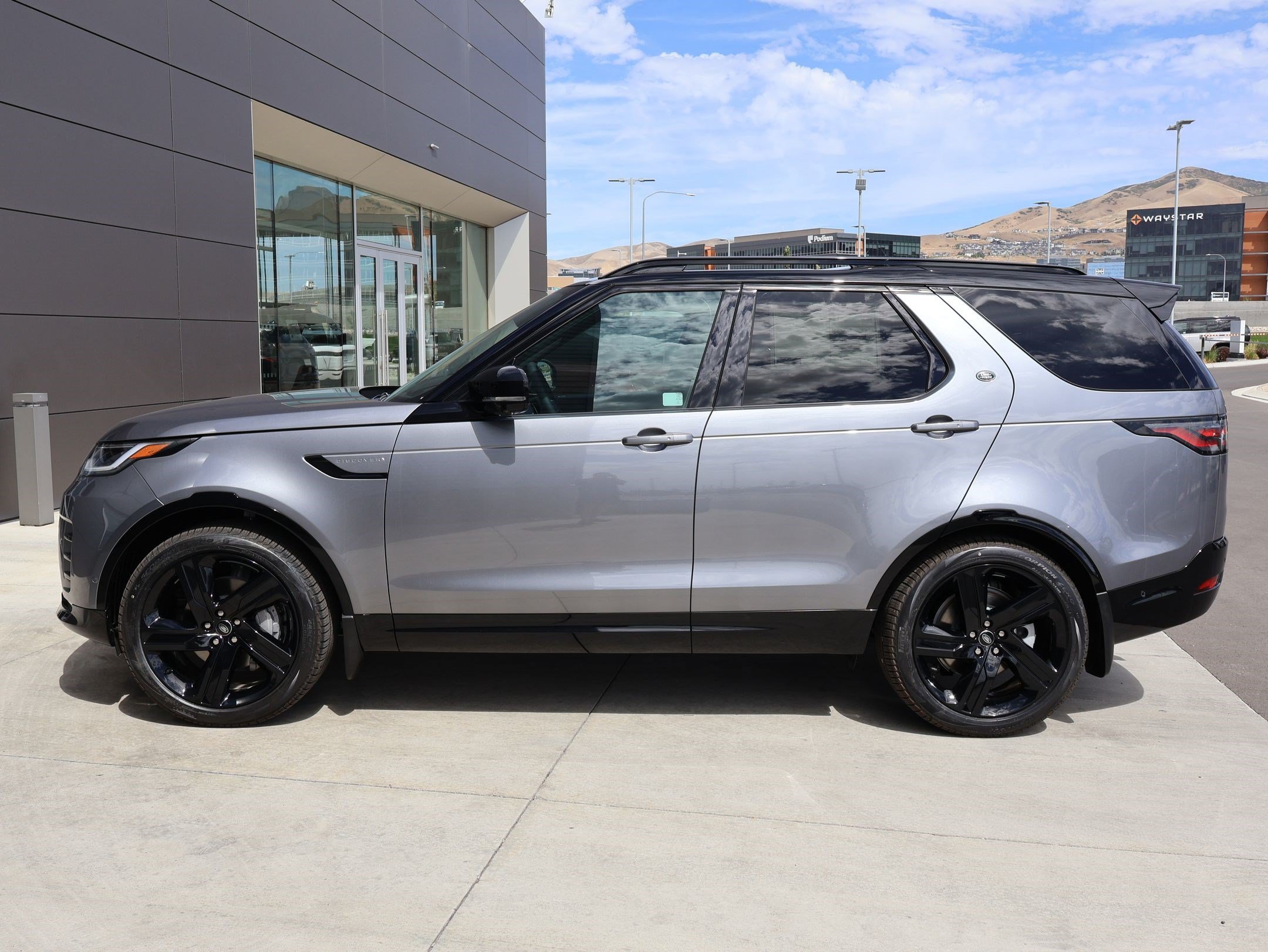 New 2026 Eiger Grey LAND ROVER Dynamic SE image 9