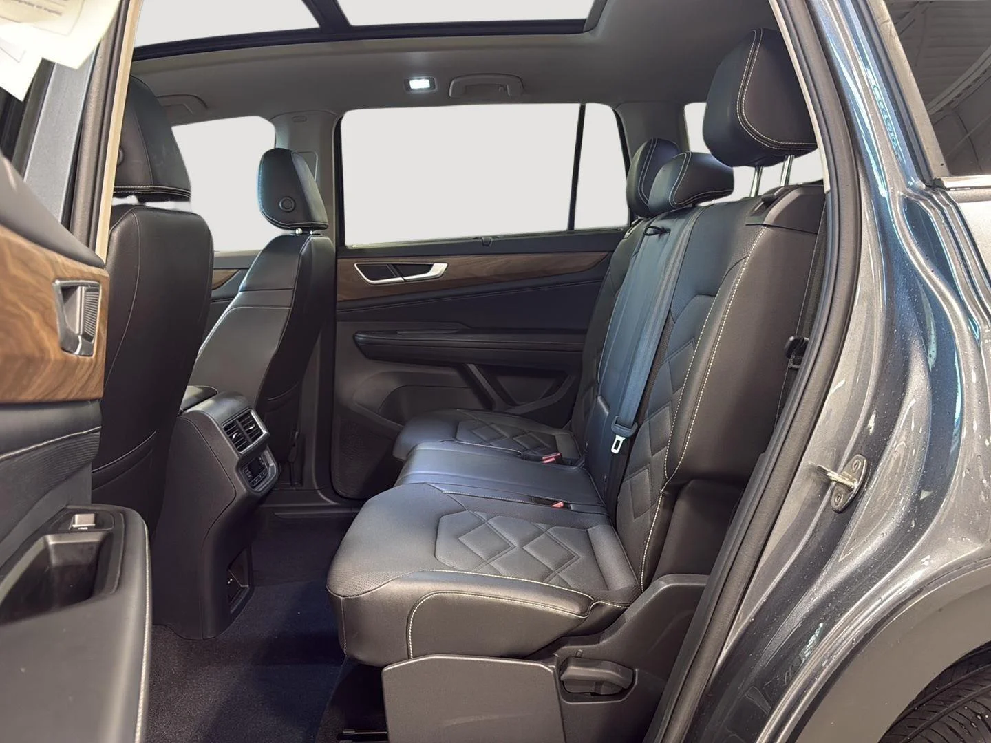Used 2024 Platinum Gray Volkswagen SE w/Tech 4Motion image 9