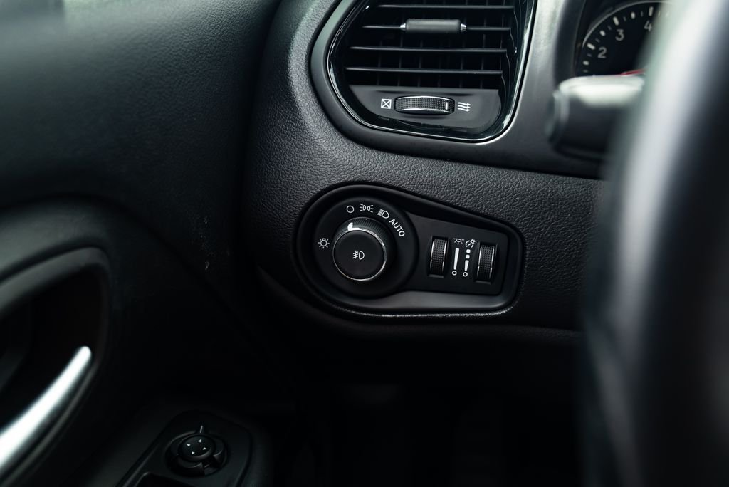 Used 2019 Black Clearcoat Jeep Latitude image 13