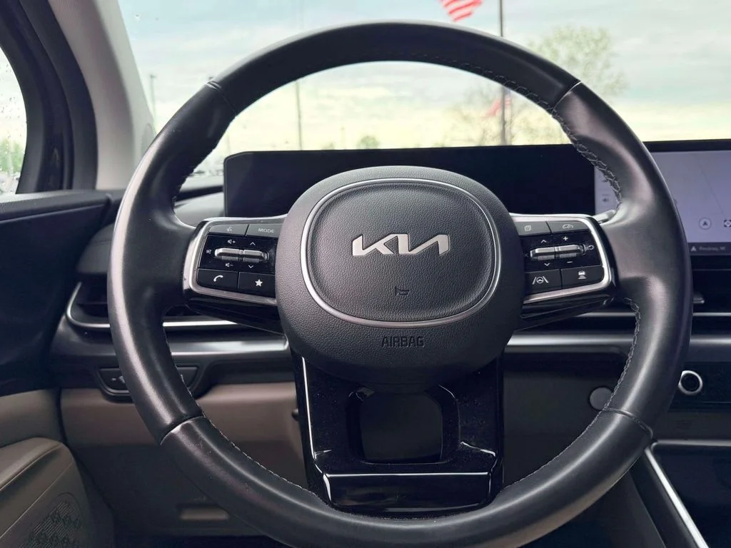 Used 2025 Gray Kia LXS image 17