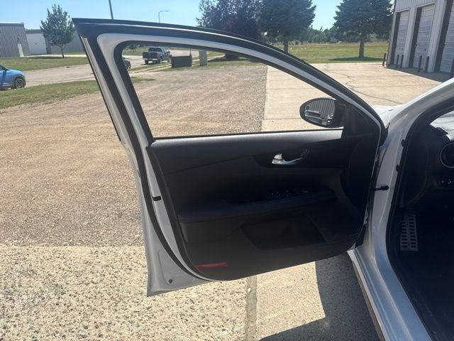 Used 2023 White Kia GT image 19